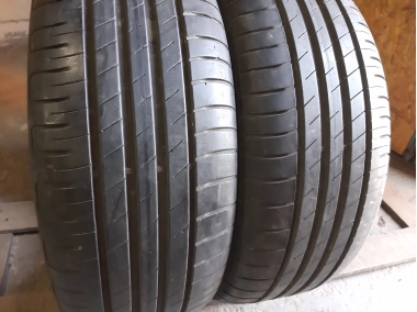 Good Year Efficient Grip Performance./  ... 225/55R 17