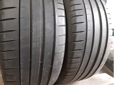 Michelin Pilot Sport 4 . 235/40R 19