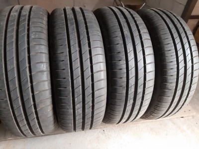 Шини на авто в хорошому стані GoodYear Efficient Grip шириною 195 висотою 60 радіусом R 15 низькі ціни