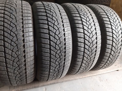 Шини на авто в хорошому стані GoodYear Ultra Grip шириною 215 висотою 55 радіусом R 17 низькі ціни