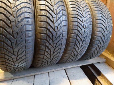 Шини на авто в хорошому стані Yokohama BlueEarthWinter V905    / шириною 215 висотою 60 радіусом R 17 низькі ціни