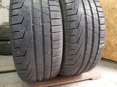 Уживані шини з Європи Pirelli Sotozero Winter 240 235/40 R 19 Шини на авто в хорошому стані Pirelli Sotozero Winter 240 шириною 235 висотою 40 радіусом R 19 низькі ціни