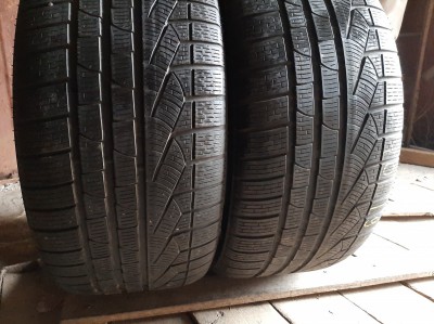 Уживані шини з Європи Pirelli Sotozero Winter 240 RFT . 275/40 R 19 Шини на авто в хорошому стані Pirelli Sotozero Winter 240 RFT . шириною 275 висотою 40 радіусом R 19 низькі ціни